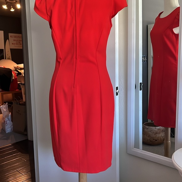 Red shift dress with tulip sleeves - Picture 5 of 9